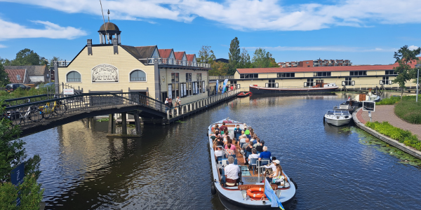 Boot in het water van verderaf